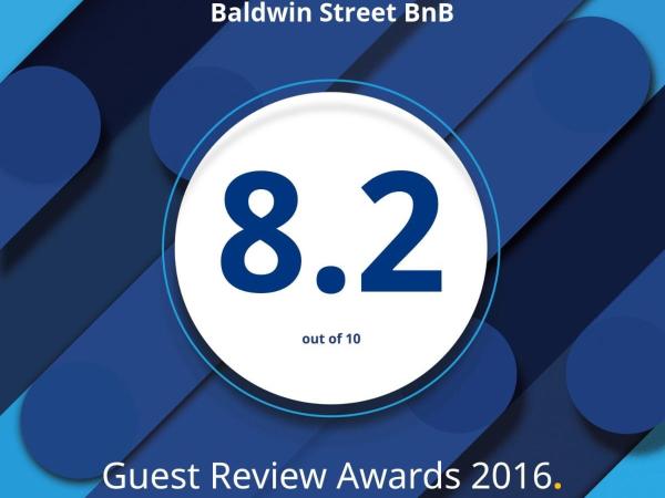 Sleep on the Steepest Street in the World! : photo 4 de la chambre chambre double - vue sur montagne