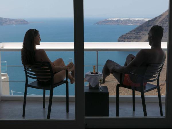 Aria Suites & Villas : photo 4 de la chambre villa troglodyte la vida breve 1 chambre avec 2 jacuzzis - vue sur caldera 