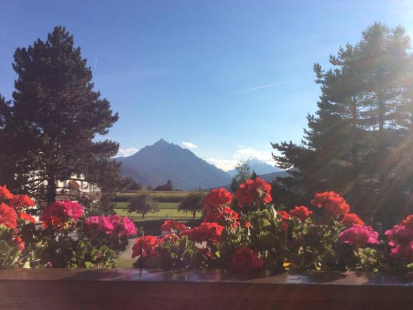 Haus Angelika - bed & breakfast - Innsbruck/Igls : photo 9 de la chambre chambre double confort avec balcon et parking