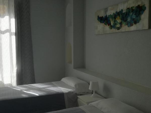 Pensión Santa Paula : photo 1 de la chambre chambre lits jumeaux avec salle de bains commune