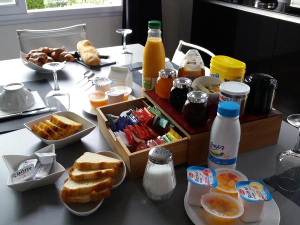 Chambres d'Hôtes LA PASTOURELLE Royan centre : photo 10 de la chambre chambre double deluxe avec baignoire