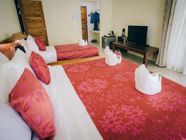 Good Times Resort Kanchanaburi : photo 5 de la chambre chambre triple de luxe avec vue sur la lagune