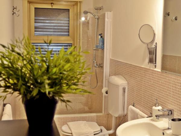 Bed & Breakfast Fontanarossa Airport -Private Parking- : photo 7 de la chambre chambre triple avec terrasse