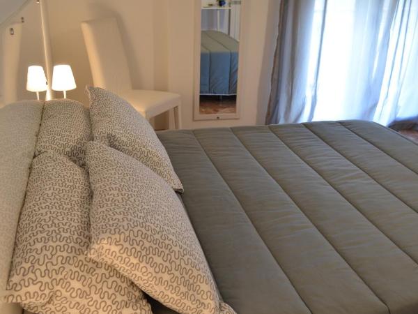 Bed & Breakfast Fontanarossa Airport -Private Parking- : photo 4 de la chambre chambre triple deluxe