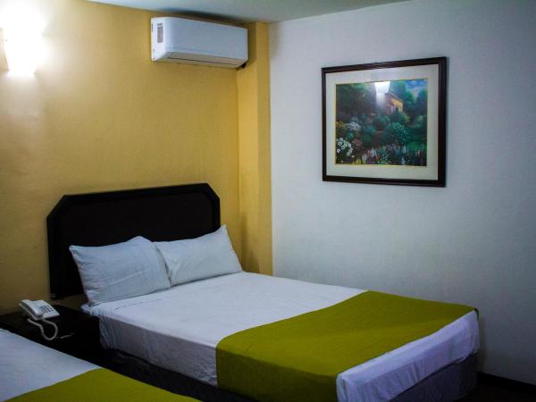 CHN Hotel Monterrey Santa Fe : photo 1 de la chambre chambre lits jumeaux