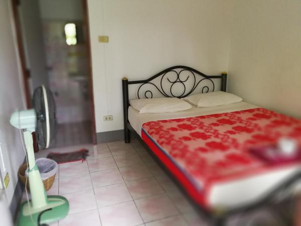 Baan Bua Guest House : photo 4 de la chambre chambre simple avec ventilateur