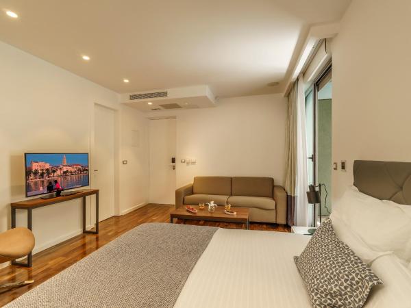 Rooms Oasis Life : photo 4 de la chambre suite junior deluxe avec terrasse