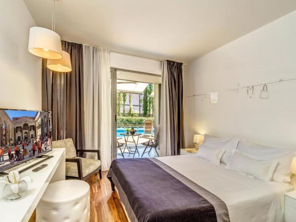 Rooms Oasis Life : photo 3 de la chambre chambre double avec terrasse - vue sur piscine