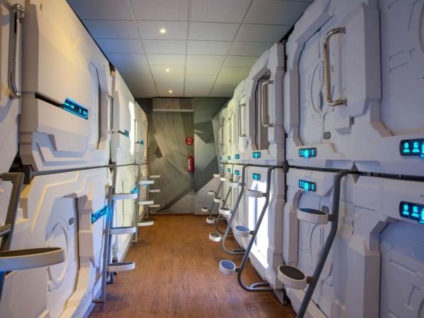 Izzzleep Aeropuerto Terminal 1 : photo 3 de la chambre chambre simple standard