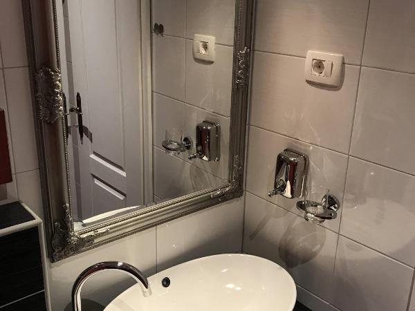 Pula Antic Rooms in Center : photo 5 de la chambre chambre double ou lits jumeaux avec salle de bains