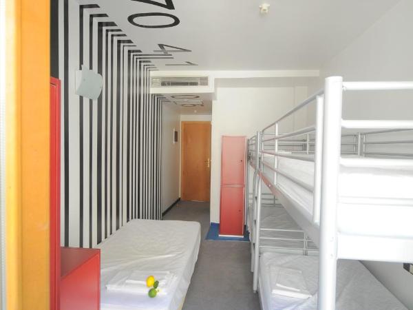 Albergue Revolutum Hostel : photo 1 de la chambre lit superposé dans dortoir mixte