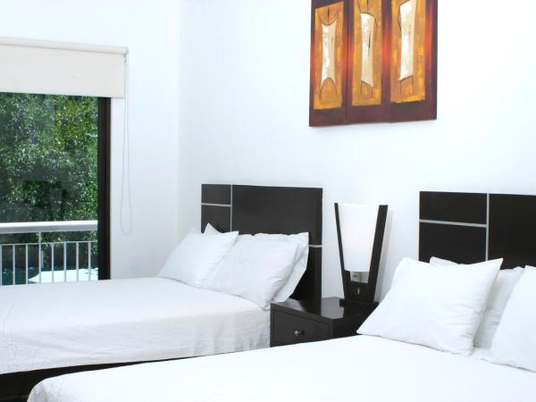 Hotel Holly : photo 6 de la chambre superior with two double beds and fridge