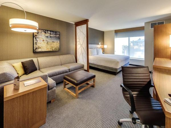 Hyatt Place Edmonton West : photo 8 de la chambre chambre lit king-size avec canapé-lit