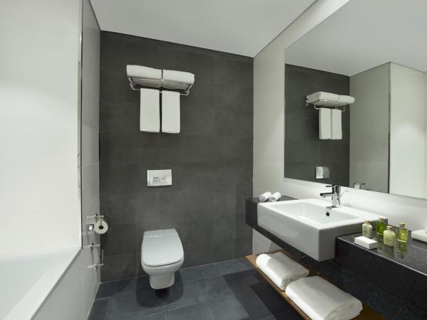 TRYP by Wyndham Dubai : photo 2 de la chambre suite premium vyp avec accès au salon vyp et transfert vers la plage