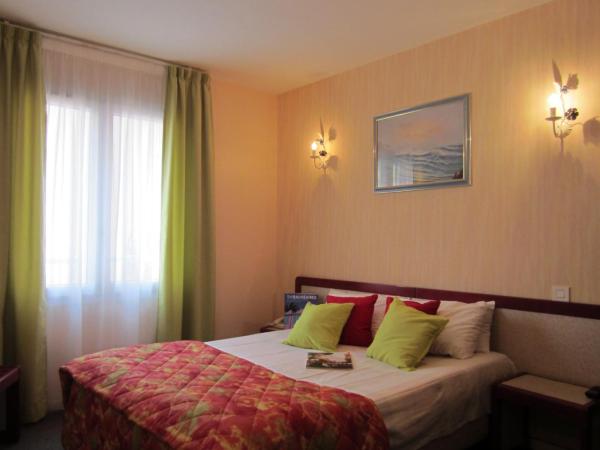 Hôtel SABLES D'O et son restaurant LE 16 BIS : photo 7 de la chambre chambre double côté rue ou patio