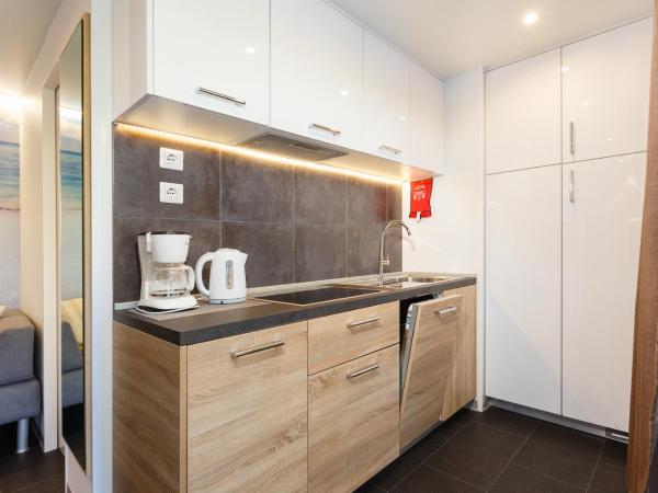 Mobile Homes - FKK Nudist Camping Solaris : photo 1 de la chambre mobile home premium 2 chambres avec terrasse