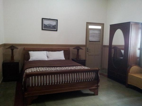 Ndalem Suratin Guesthouse : photo 2 de la chambre chambre deluxe double ou lits jumeaux