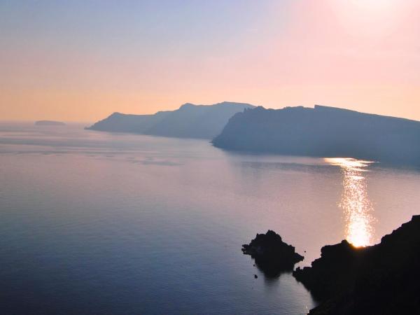 Aspaki by Art Maisons : photo 10 de la chambre suite lune de miel avec bain à remous - vue sur caldera