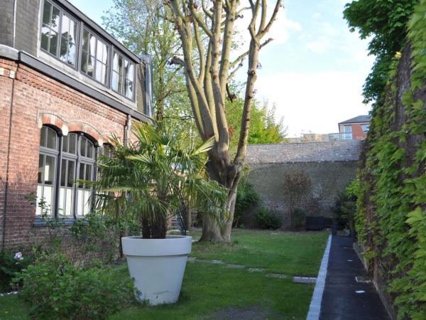 Au Coeur du Jardin : photo 1 de la chambre studio avec vue sur jardin