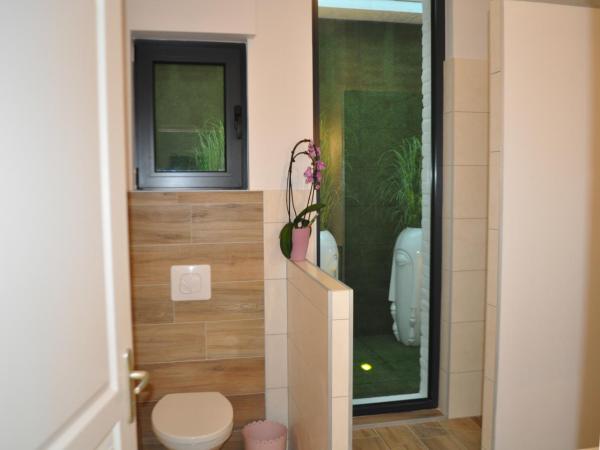 Au Coeur du Jardin : photo 6 de la chambre studio avec vue sur jardin