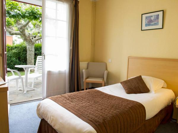 Hôtel & Résidence Vacances Bleues Orhoïtza : photo 1 de la chambre chambre double avec balcon ou terrasse 