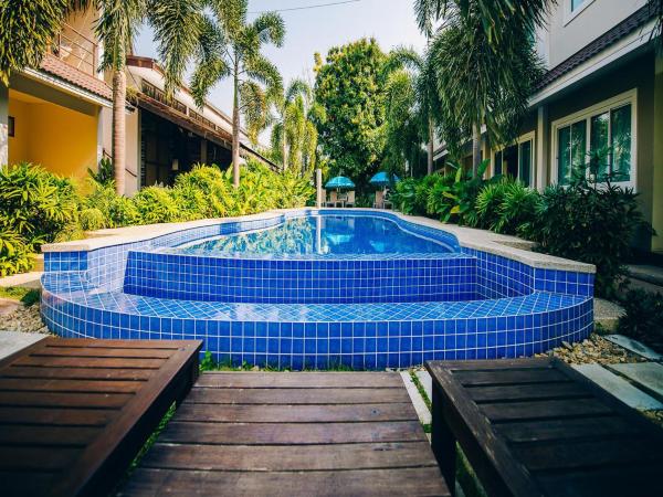 Good Times Resort Kanchanaburi : photo 3 de la chambre petite chambre double - vue partielle sur piscine