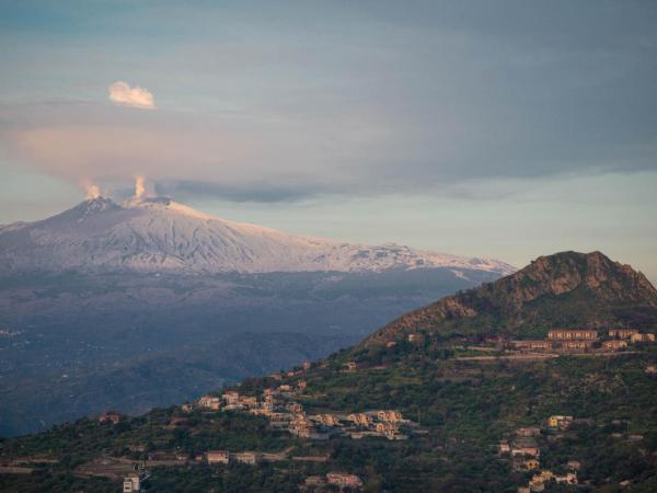 Villa Le Terrazze Charming Rooms : photo 10 de la chambre chambre double avec balcon