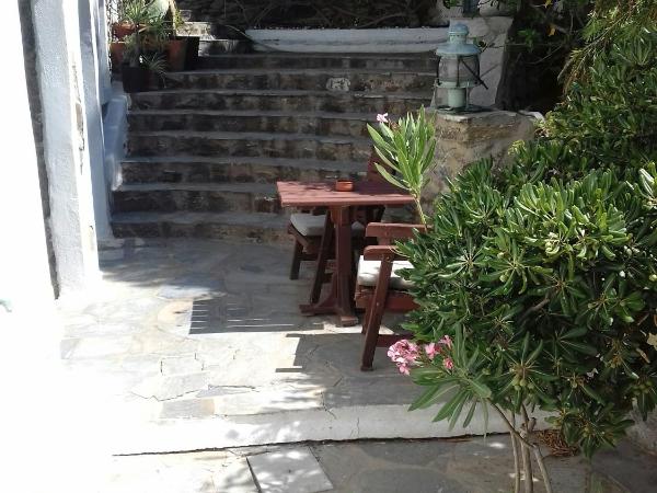 Studios & Suites Rania : photo 2 de la chambre chambre simple Économique - vue sur jardin