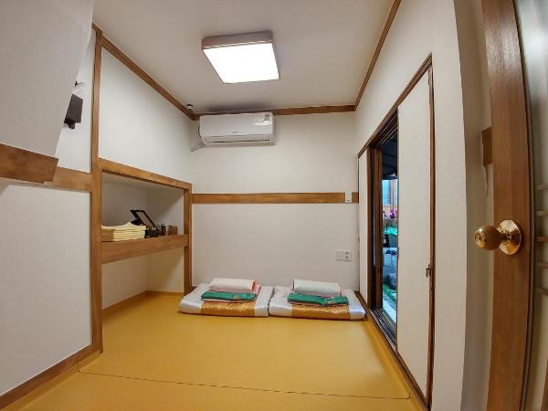 Sophia Hanok Guesthouse : photo 7 de la chambre chambre double avec salle de bains privative
