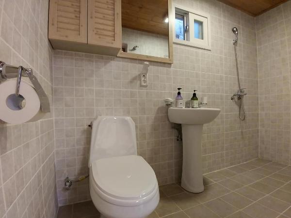 Sophia Hanok Guesthouse : photo 10 de la chambre chambre triple avec salle de bains privative