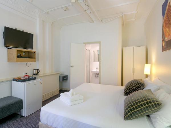 Neutral Bay Lodge : photo 4 de la chambre chambre lit king-size avec salle de bains privative