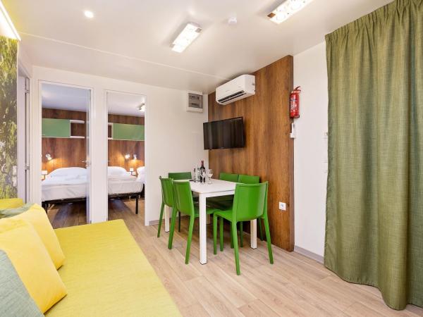 Maistra Camping Veštar Mobile homes : photo 6 de la chambre mobile home familial 3 chambres - escapade en forêt