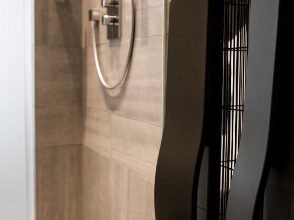 1st Floor Köln 2 : photo 10 de la chambre suite junior avec sauna et baignoire spa