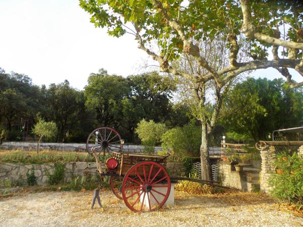 auberge des garrigues : photo 6 de la chambre chambre double ou lits jumeaux avec terrasse