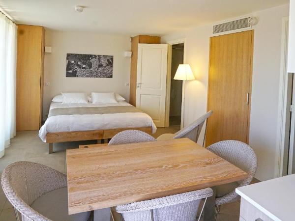 Clos des Oliviers Grimaud - Meublé de Tourisme : photo 7 de la chambre studio de luxe avec terrasse