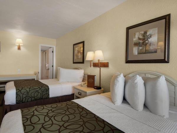 Ramada by Wyndham Panama City Beach / Beachfront : photo 5 de la chambre chambre avec 2 lits doubles et coin cuisine - vue sur océan - non-fumeurs