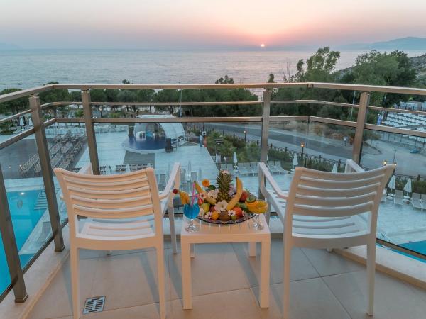 Ramada Resort Kusadasi & Golf : photo 4 de la chambre chambre double supérieure – vue sur mer