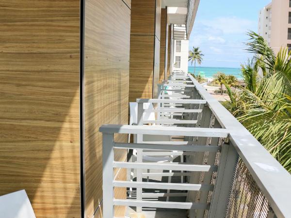 The Local House : photo 5 de la chambre chambre lit king-size - vue partielle sur océan