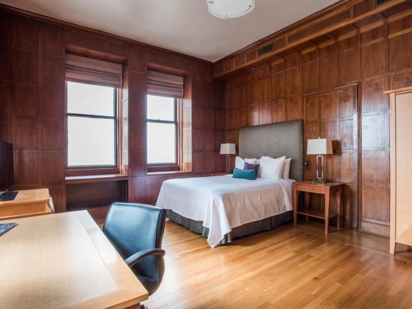 Magnolia Hotel Downtown Dallas : photo 6 de la chambre salon de luxe lit queen-size