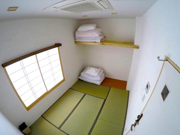 Hiroshima Hostel EN : photo 2 de la chambre chambre familiale