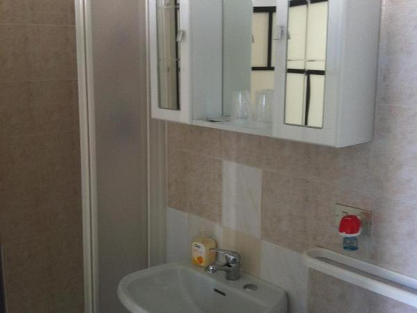 Hotel Gambara : photo 8 de la chambre chambre double ou lits jumeaux avec salle de bains commune