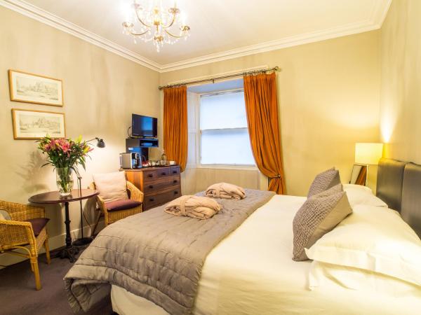 Six Brunton Place Guest House : photo 1 de la chambre chambre double ou lits jumeaux avec salle de bains privative