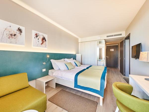 Hotel Sipar Plava Laguna : photo 2 de la chambre chambre familiale supérieure communicante avec balcon