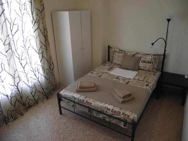 Sfiggos 54 Guest House : photo 1 de la chambre chambre triple avec balcon