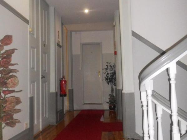 Hotel Larbelo : photo 4 de la chambre chambre triple Économique avec fenêtre de toit