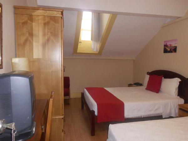 Hotel Larbelo : photo 1 de la chambre chambre triple Économique avec fenêtre de toit