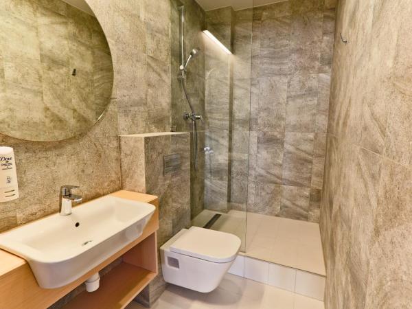 Sleep in Hostel & Apartments Stary Rynek : photo 5 de la chambre chambre lits jumeaux avec salle de bains commune