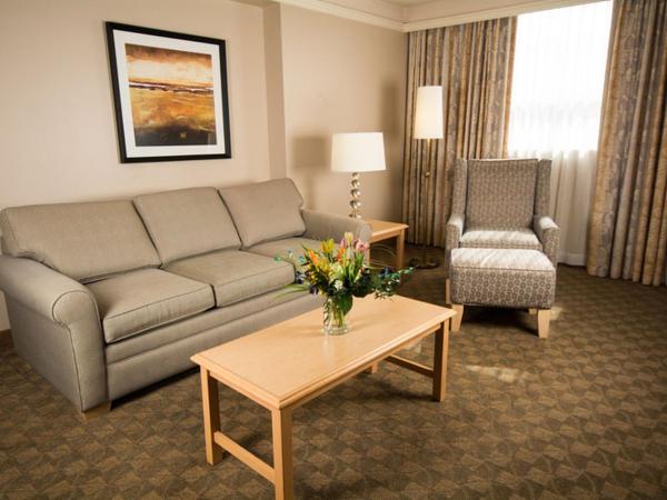 Edmonton Inn and Conference Centre : photo 4 de la chambre suite lit king-size avec canapé-lit