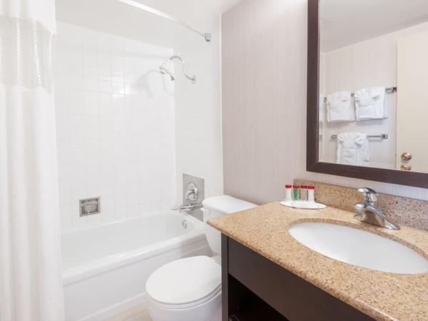 Edmonton Inn and Conference Centre : photo 2 de la chambre chambre lit king-size standard