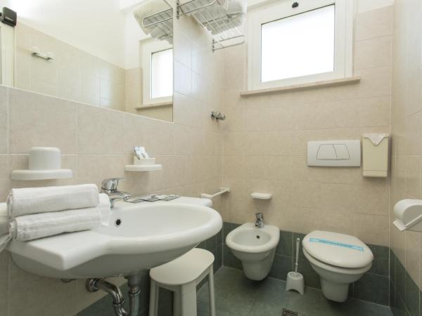 Hotel Tritone Rimini : photo 9 de la chambre chambre double deluxe - vue latérale sur mer